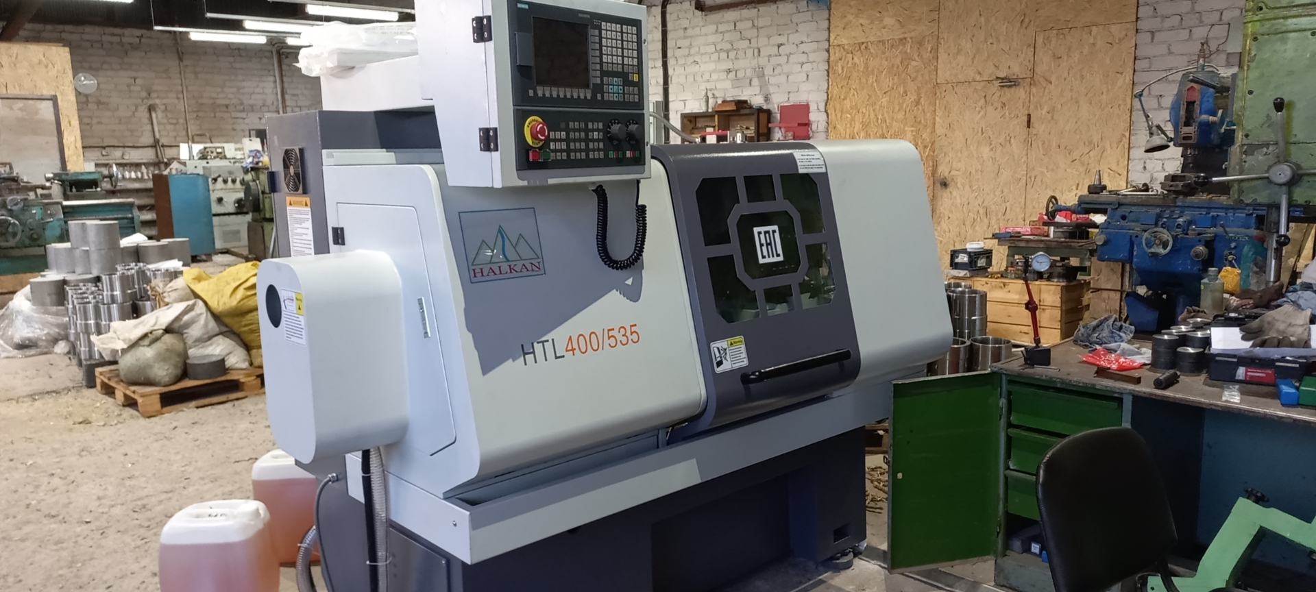 Введены в эксплуатацию два токарных станка HALKAN с ЧПУ Siemens 808 модели HTL 400/535 Введены в эксплуатацию два токарных станка HALKAN с ЧПУ Siemens 808 модели HTL 400/535
